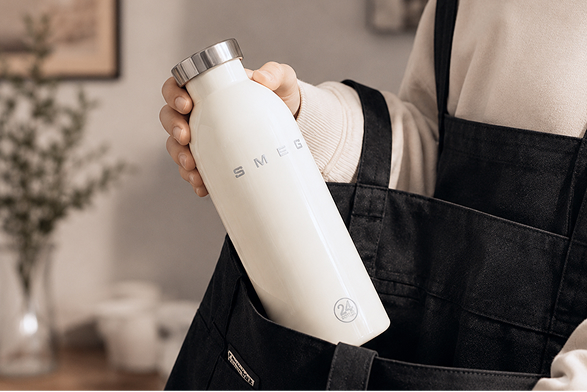 앞치마 주머니에 넣은 보틀